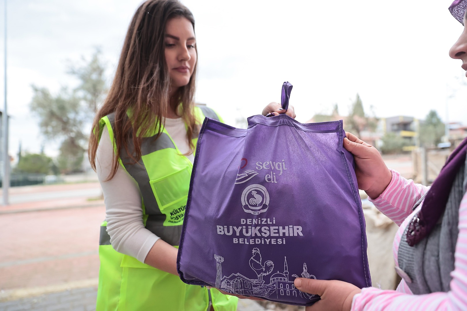 Denizli’de ihtiyaç sahiplerine 30 bin adet gıda paketi dağıtıldı