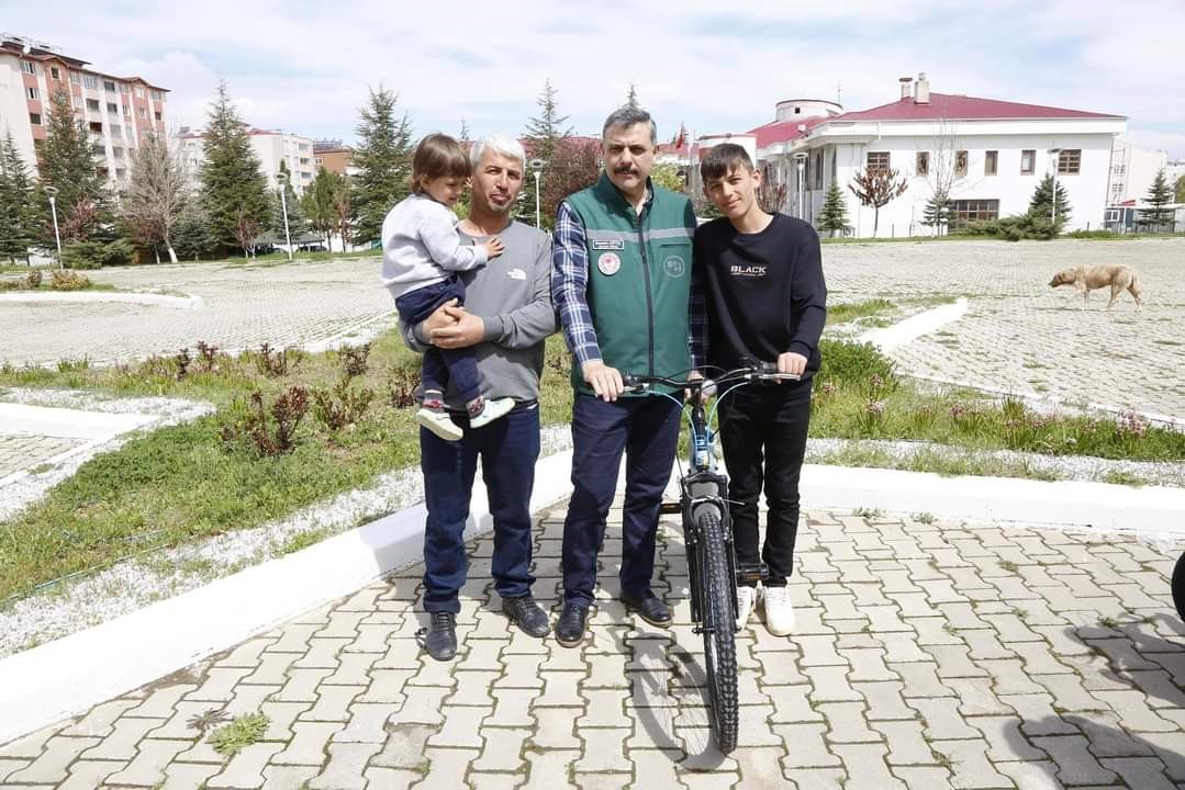 Vali Çiftçi'den depremzede çocuklara bayram hediyesi