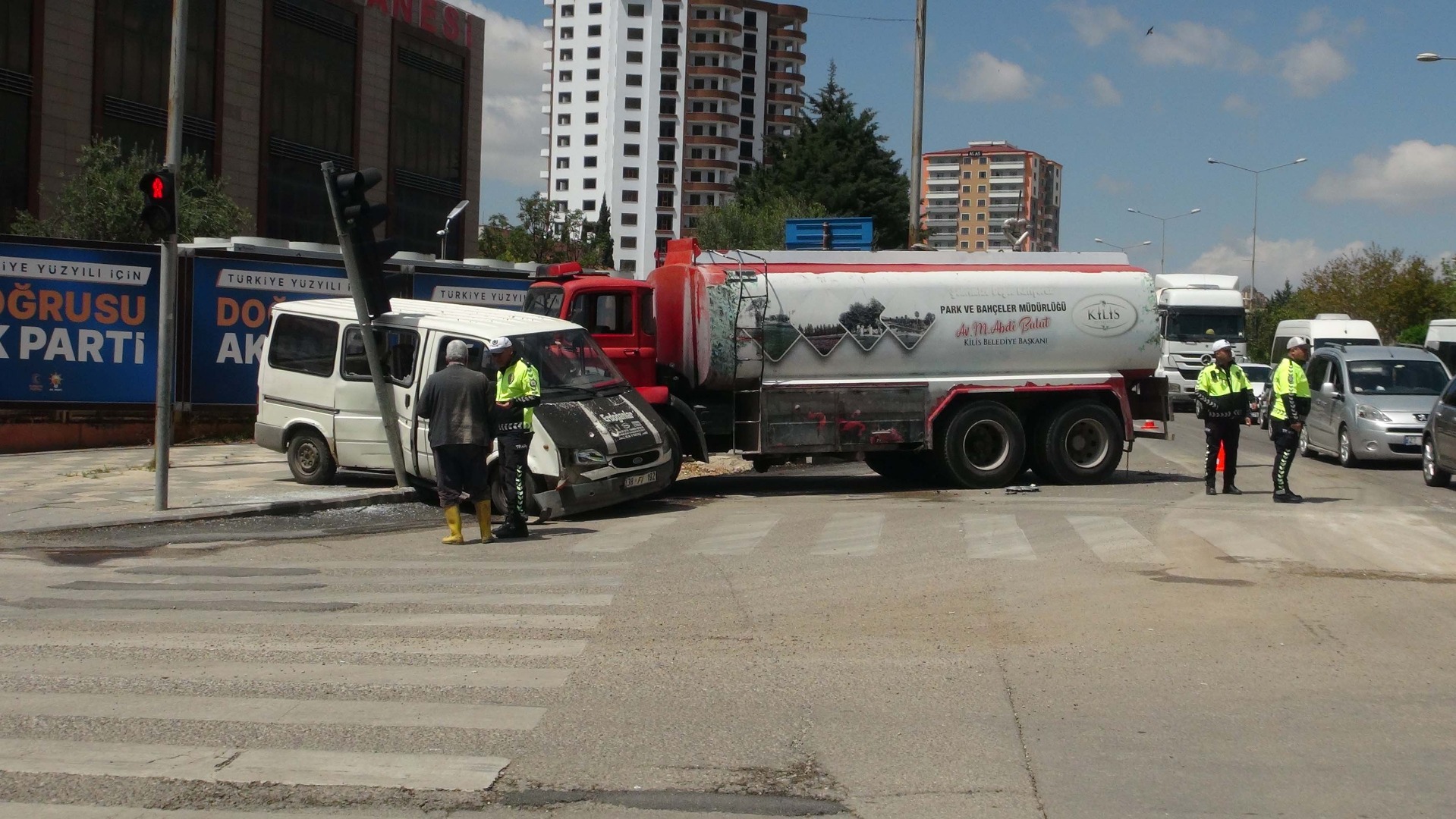 Tanker, kırmızı ışıkta bekleyen 3 araca çarptı