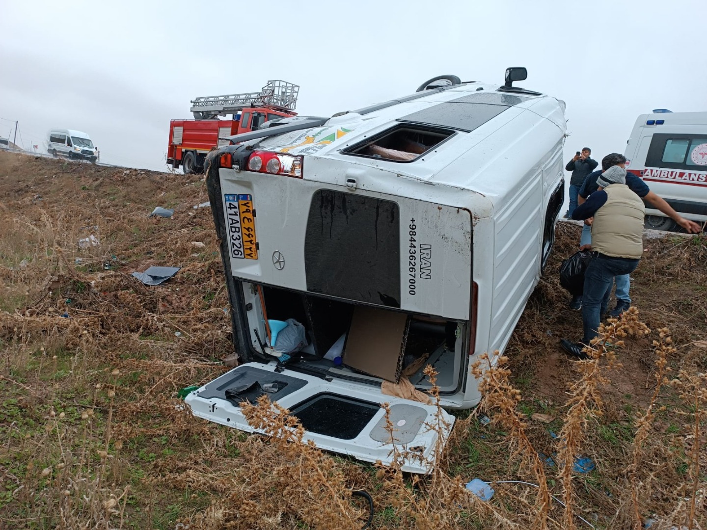 Van'da yolcu minibüsü devrildi: 12 yaralı