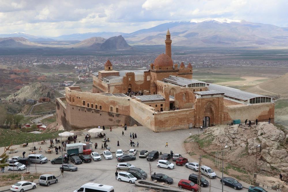 İshakpaşa Sarayı'na bayramda ziyaretçi akını