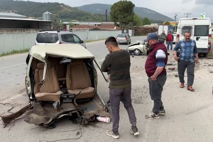 Kaza yapan otomobil ikiye ayrıldı