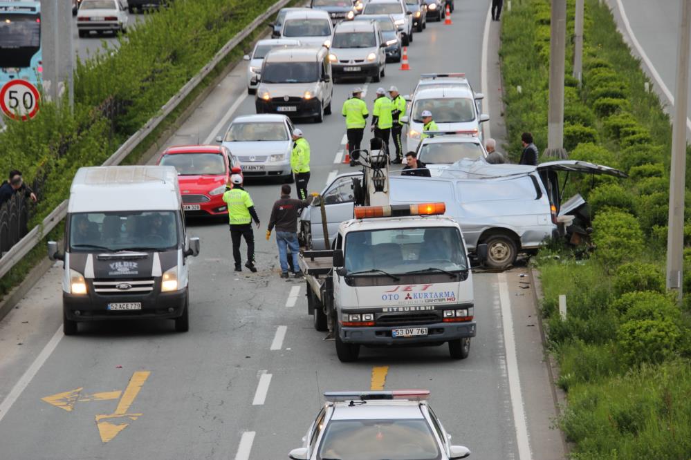 TIR'a çarpan panelvan hurdaya döndü: 1 yaralı