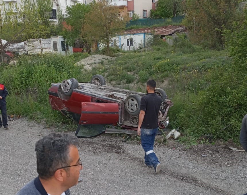 Park halindeki araca çarpıp takla attı: Faciadan dönüldü