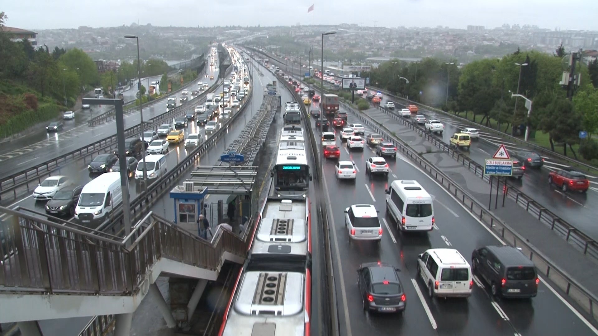 İstanbul’da sağanak vurdu: Yollar kilit oldu!