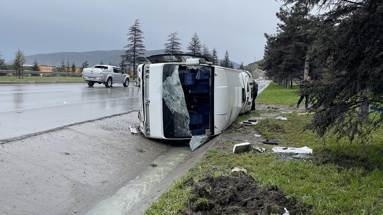 Isparta’da işçi servisi devrildi: Çok sayıda yaralı var!