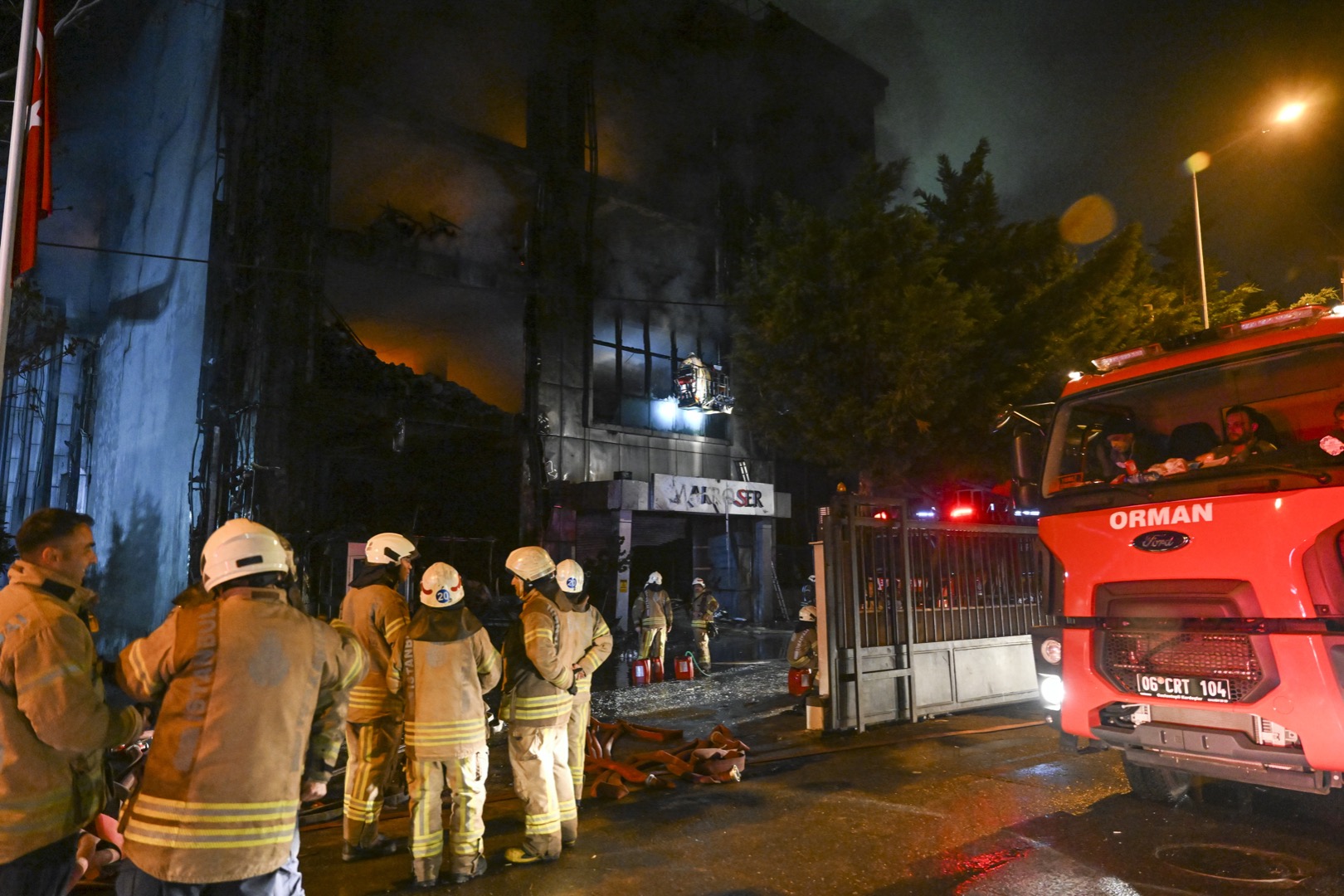 İstanbul'da halı imalathanesinde yangın çıktı