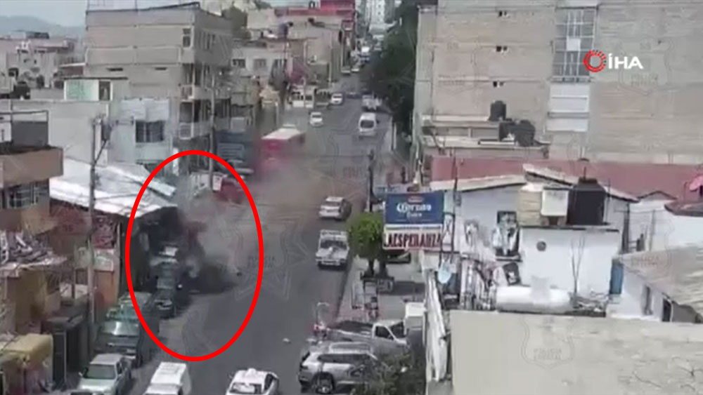 Lastiği patlayan kamyon 5 araca ve eve çarptı