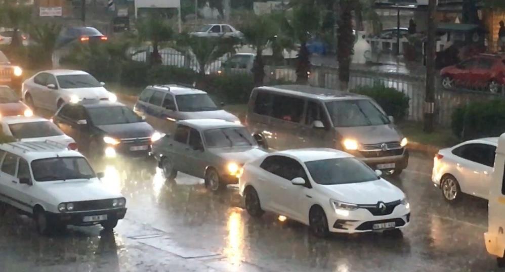 Mersin'de dolu ve sağanak zor anlar yaşattı