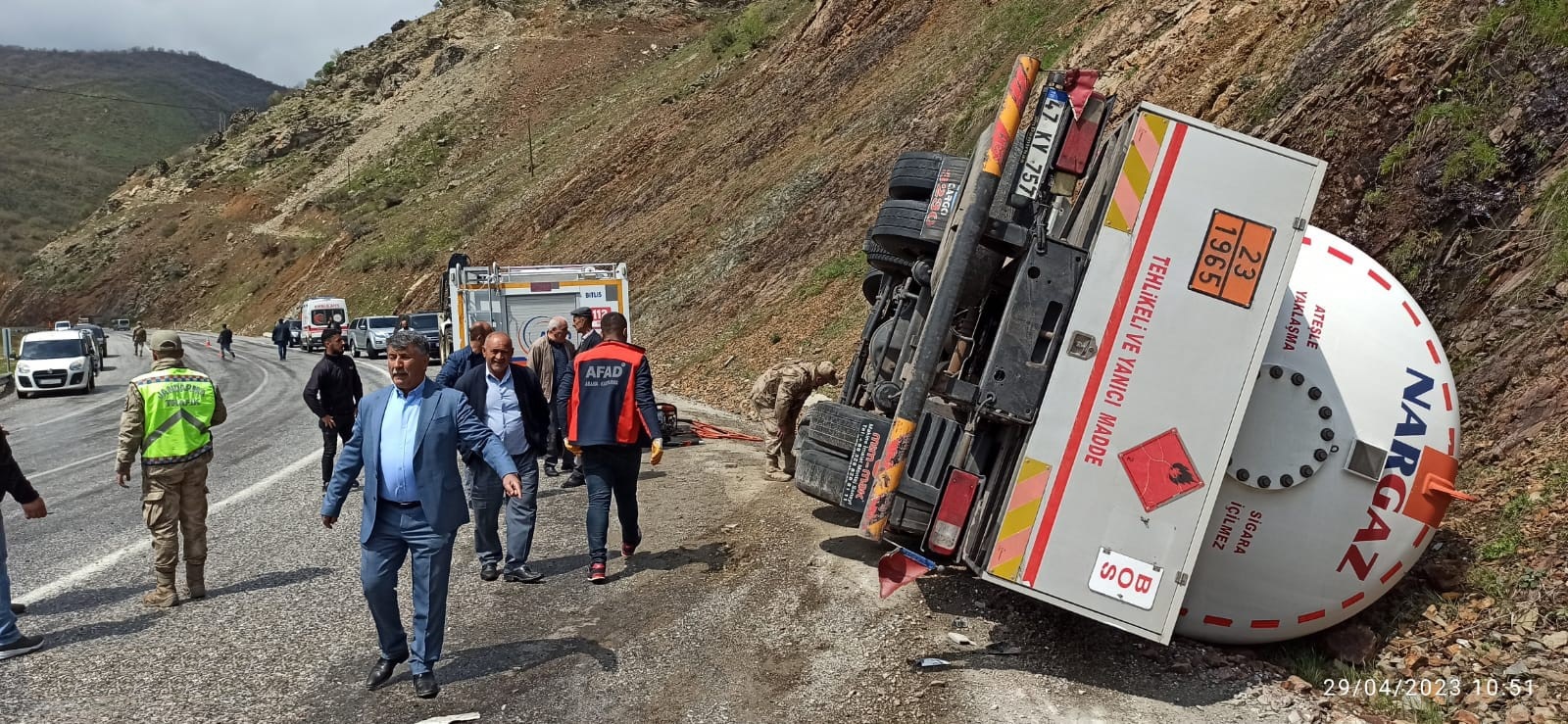 Bitlis'te yakıt dolu tır devrildi: 1 yaralı