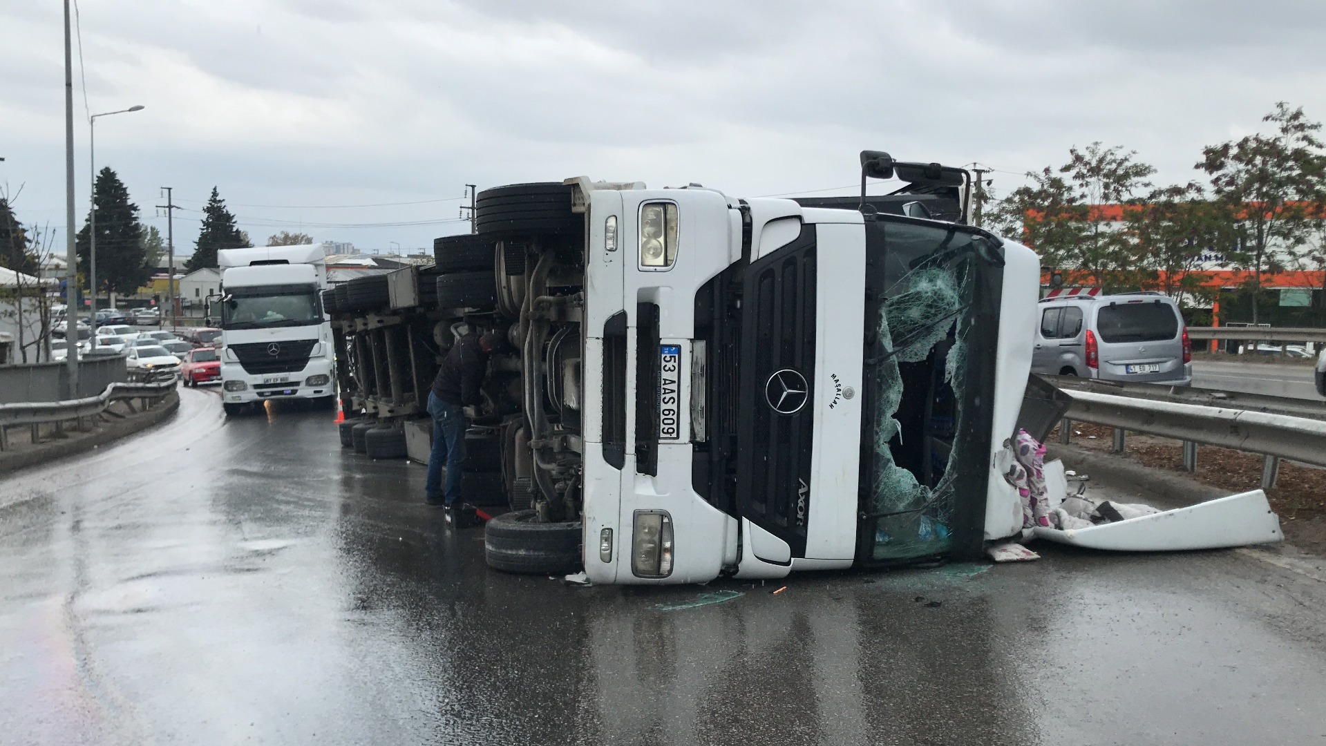 Virajda kontrolden çıkan tır devrildi, sürücü yaralandı