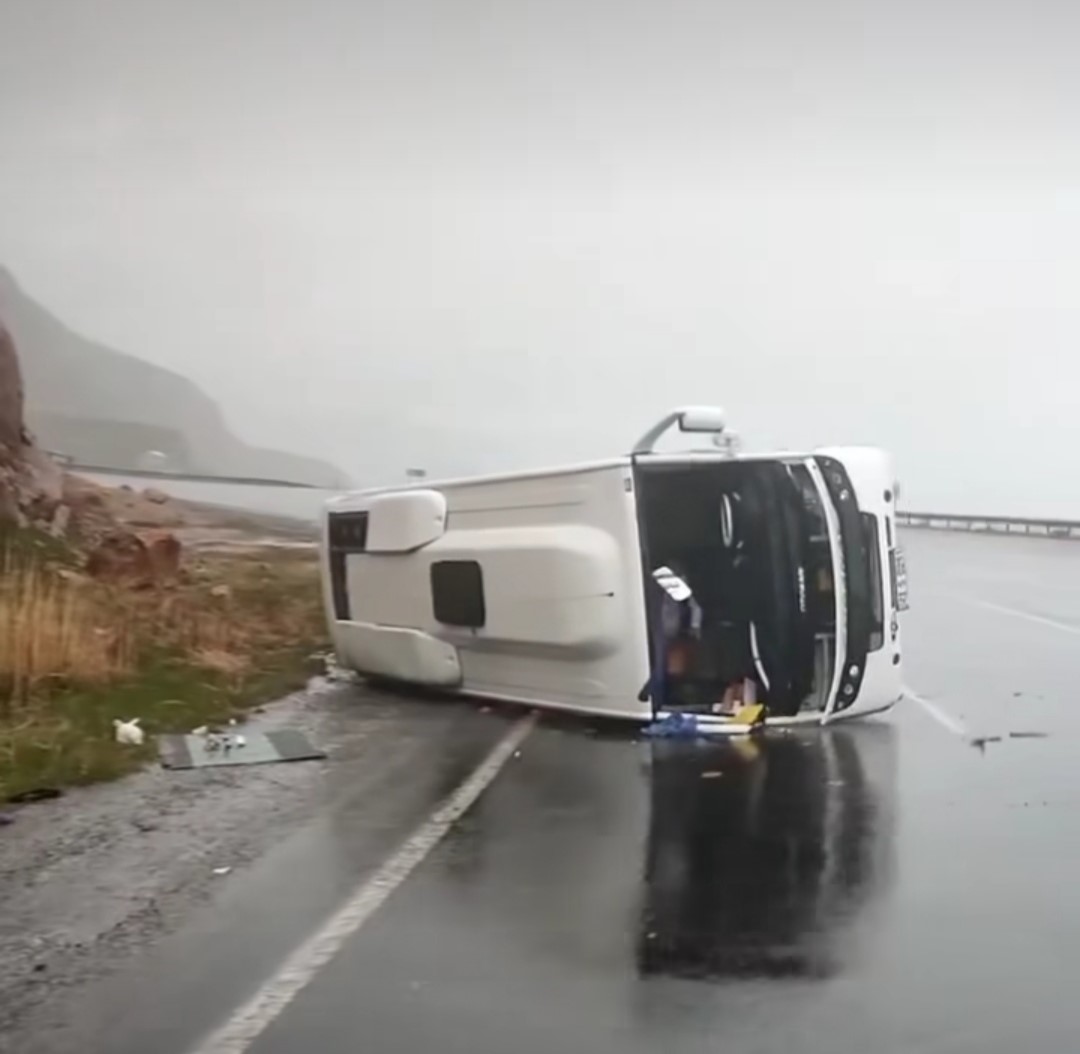 Van’da trafik kazası: 16 yaralı