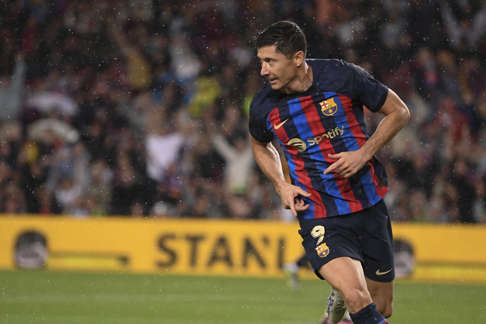 La Liga'da lider Barcelona, Real Betis'i 4-0 yendi