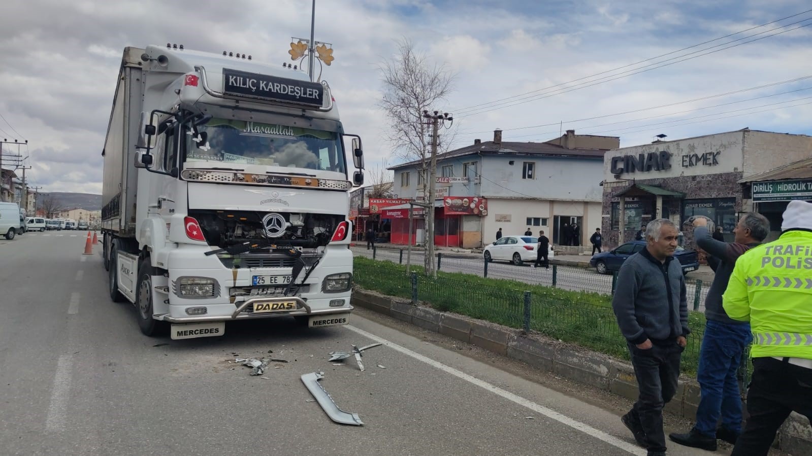 Tır yola çıkan köpeğe çarpmamak için fren yapan kamyona arkadan çarptı