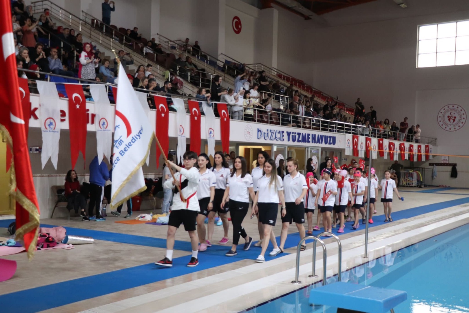 Yüzme şenliğinde 150 sporcu yüzdü