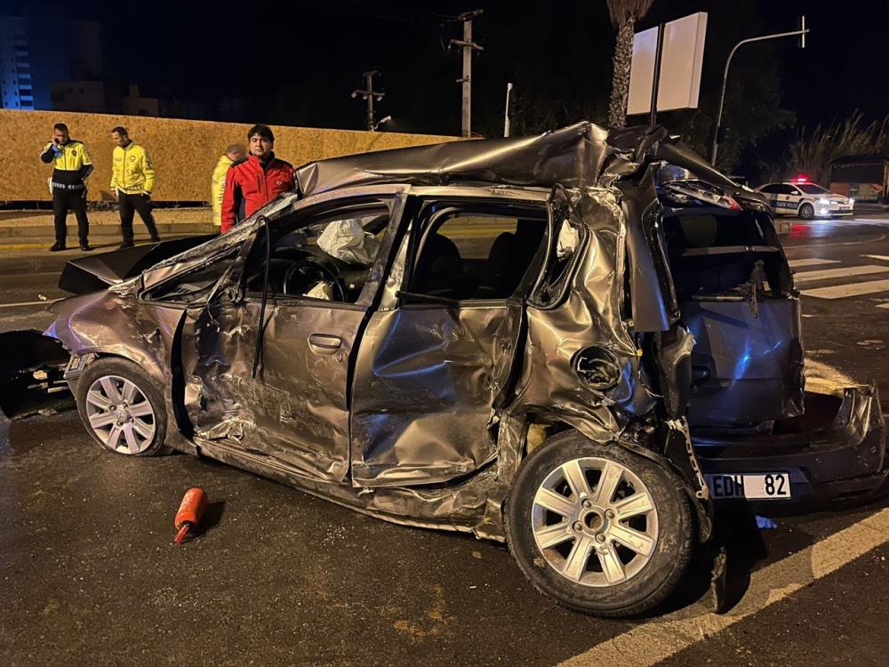 Mersin'de otobüs ile çarpışan otomobil sürücüsü kurtarılamadı