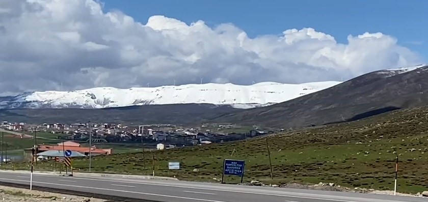 Karlıova’nın yüksek tepeleri beyaza büründü