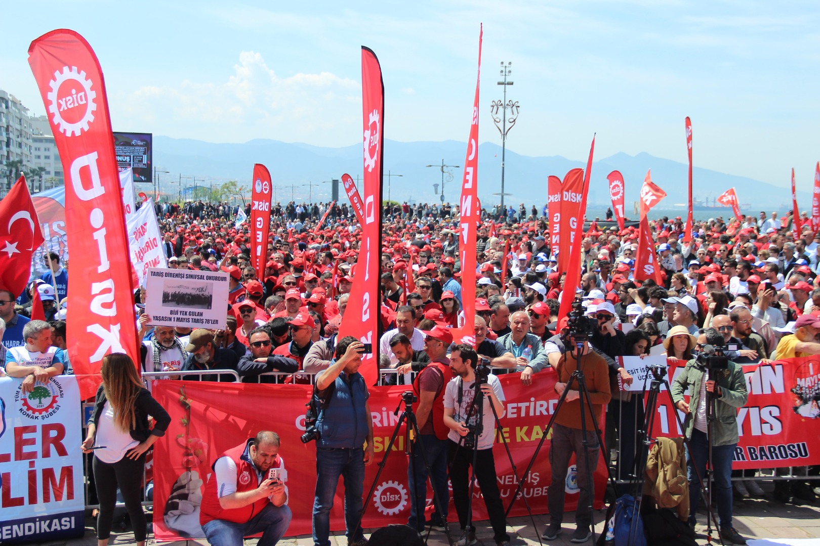 1 Mayıs, İzmir'de coşkuyla kutlandı