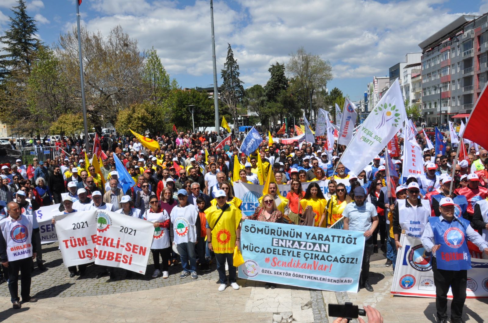 Uşak’ta 1 Mayıs kutlandı: Gerçekler pişkin siyasilerin örtemeyeceği kadar ortadadır