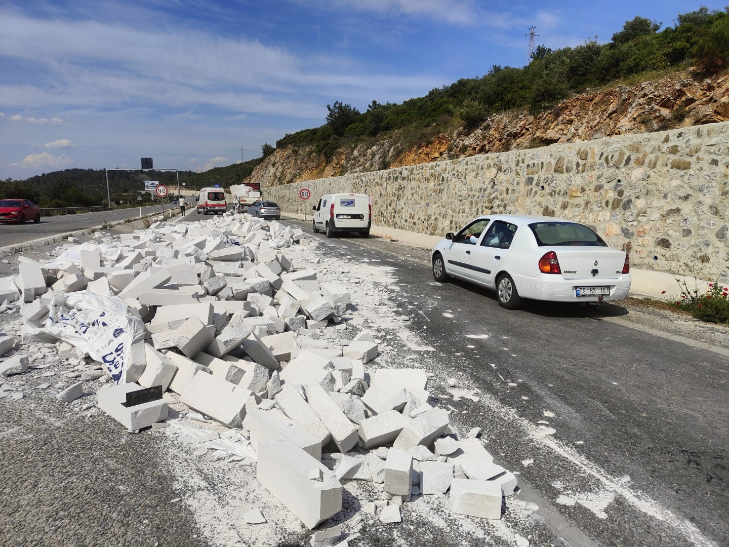 Facia ucuz atlatıldı: Gaz betonlar yola savruldu!