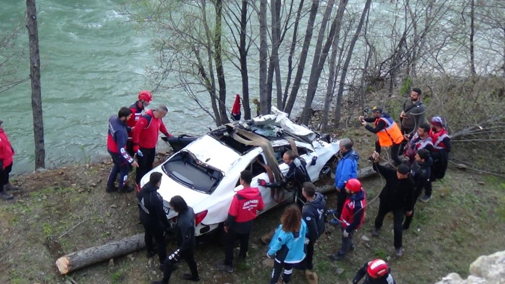 Munzur Çayı'na otomobil düştü: 3 genç kayıp