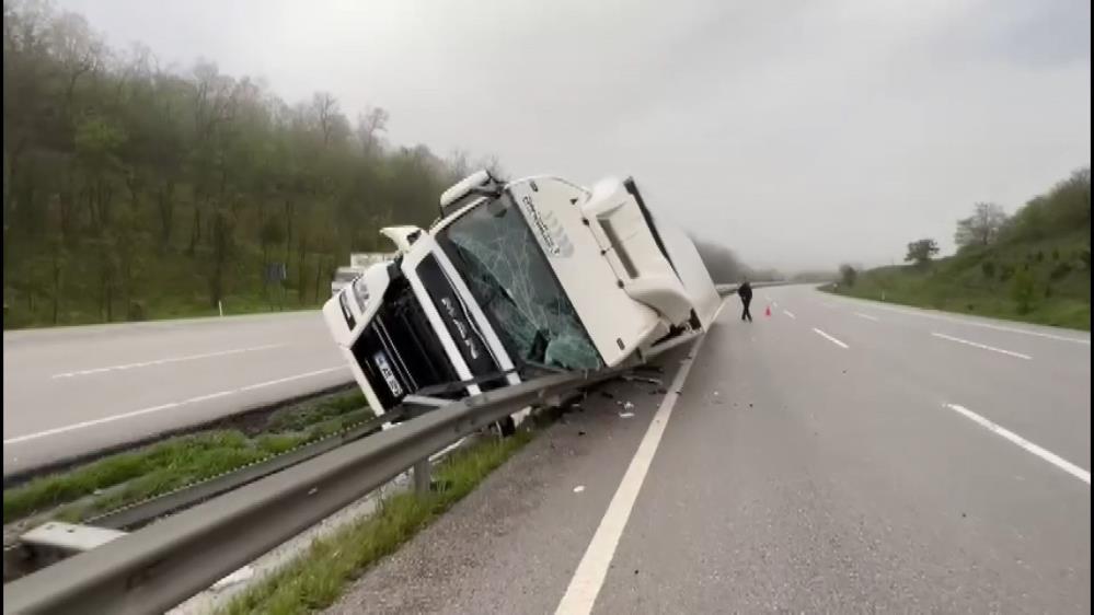 Samsun'da TIR devrildi: 2 yaralı