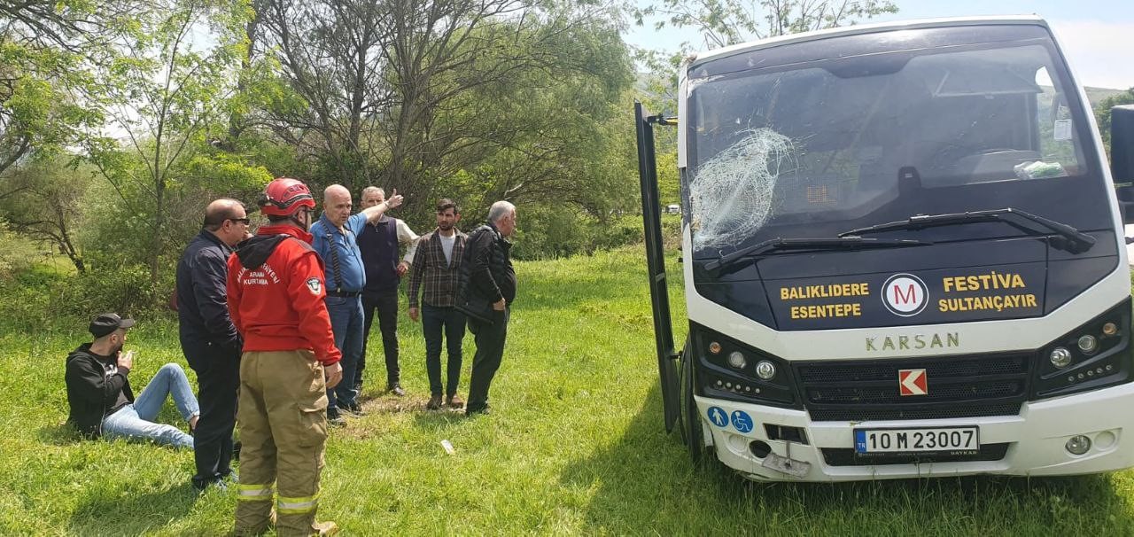 Susurluk'ta minibüs yoldan çıktı: 2 yaralı