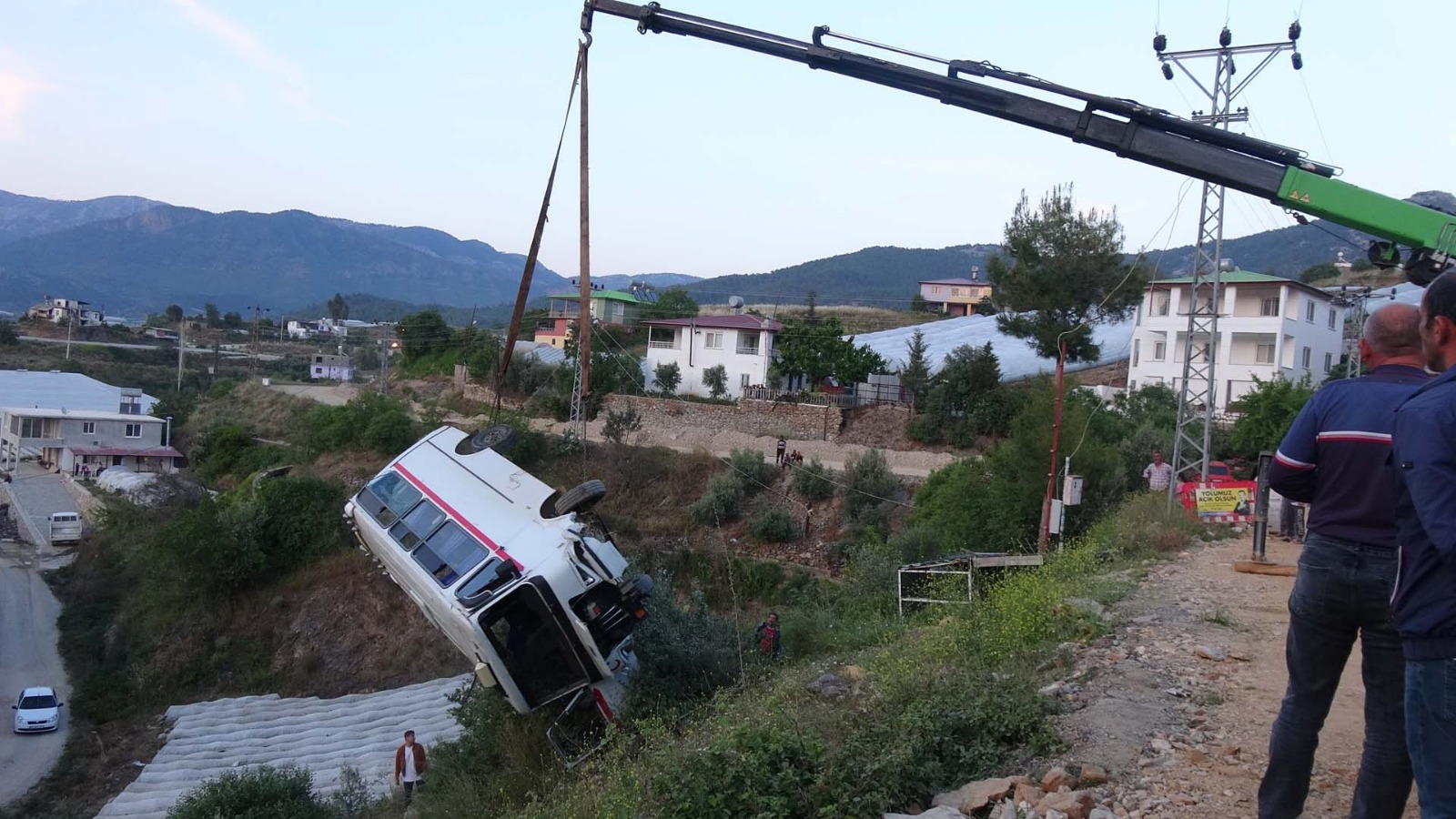 Mersin’de okul servisi şarampole yuvarlandı