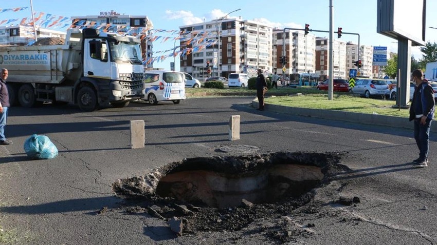 Diyarbakır'da yürekleri ağza getiren olay! Bir anda çöktü