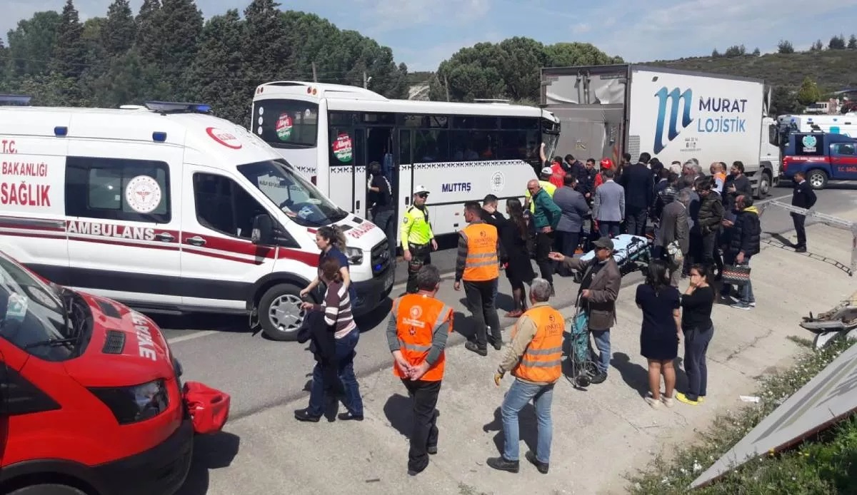 Havaalanına yolcu taşıyan minibüs kamyona çarptı