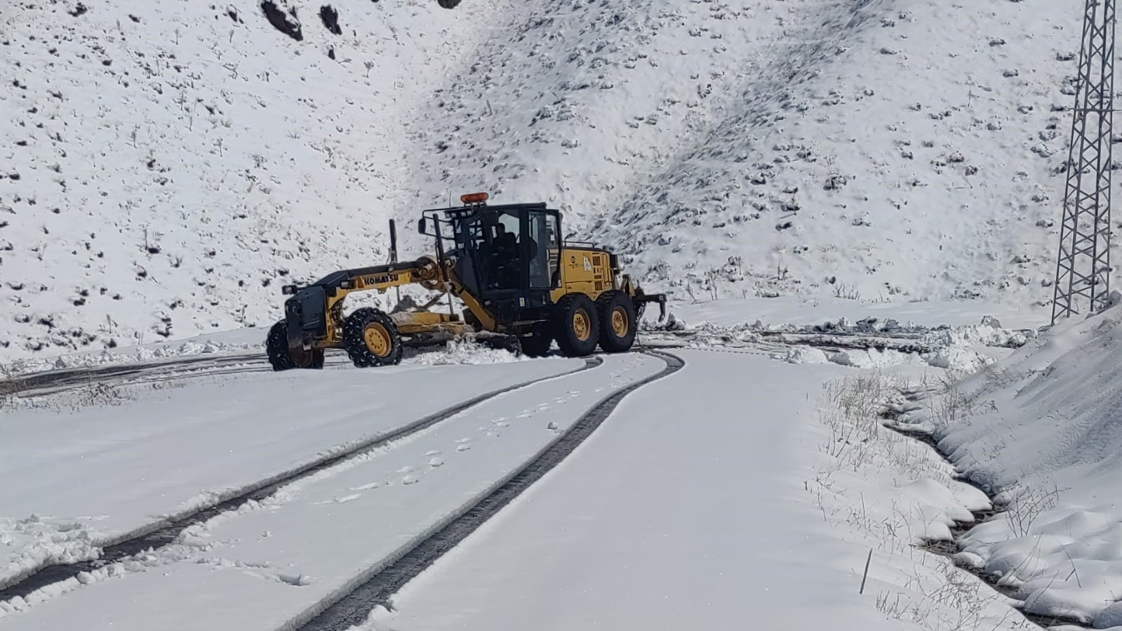 Kar yağışı ulaşımda aksamalara neden oldu