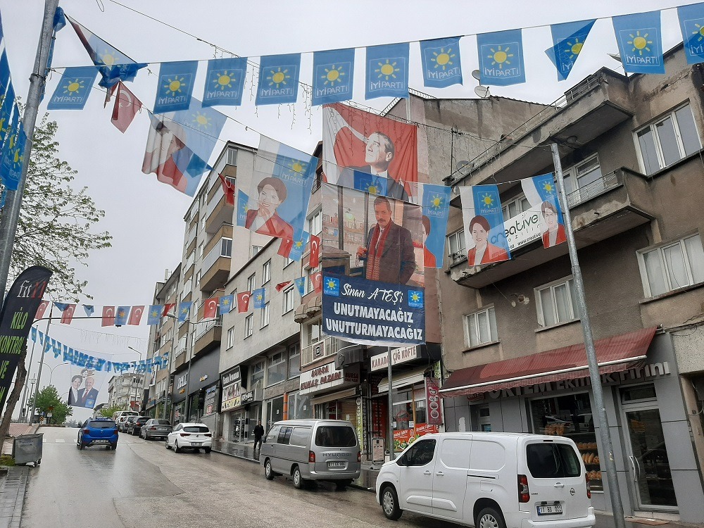 İYİ Parti Bilecik İl Başkanlığı binasının önüne Sinan Ateş afişi asıldı