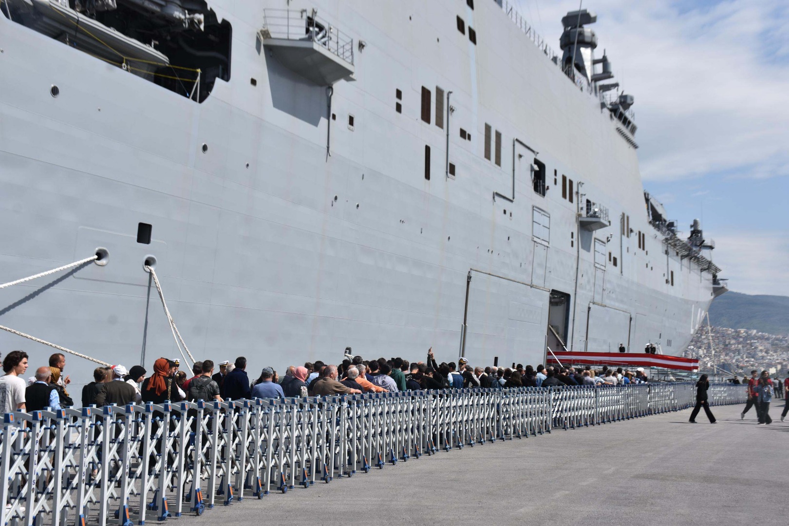 İzmir'de TCG Anadolu'ya yoğun ilgi