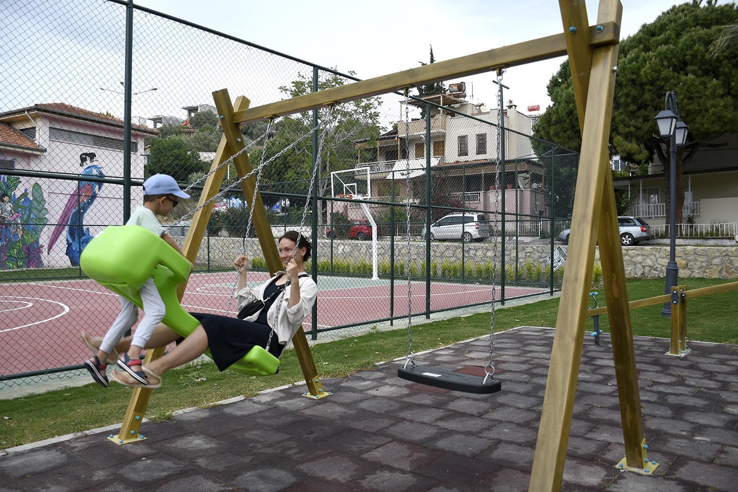 Kuşadası Belediyesi'nden parklara özel salıncak