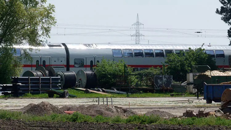 Almanya’da tren işçilere çarptı: Ölü ve yaralılar var!