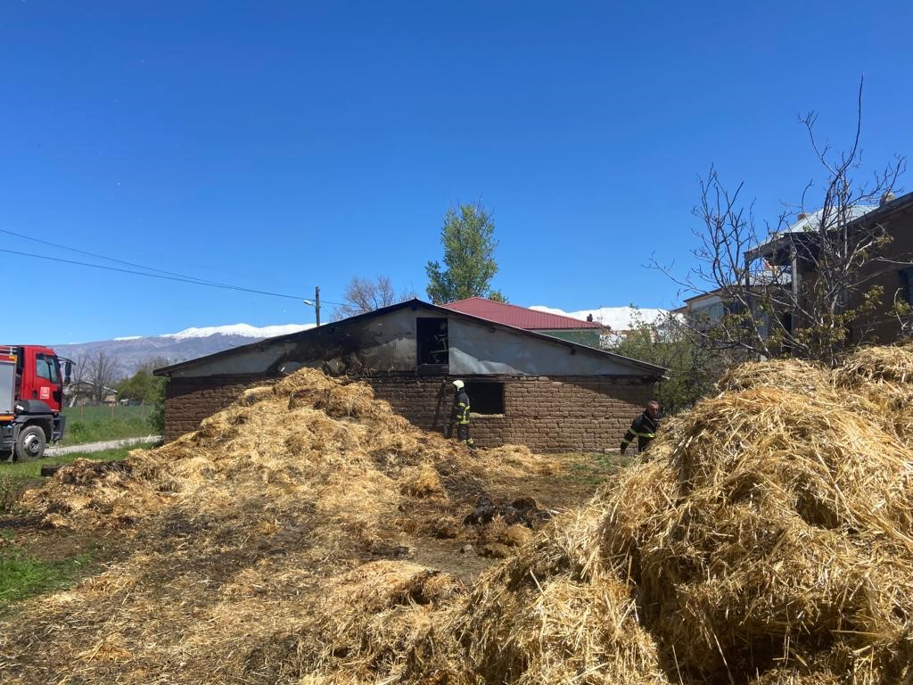 Erzincan’da ahır yangını!