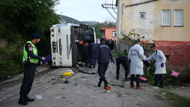 Belediye otobüsü şarampole yuvarlandı