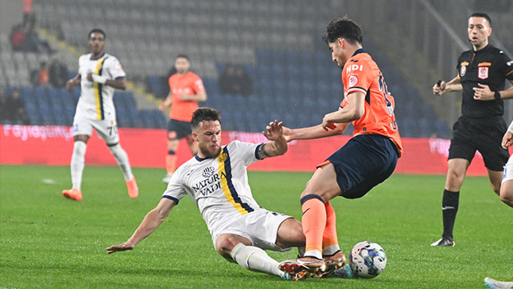 Başakşehir 10 kişiyle final kapısını araladı