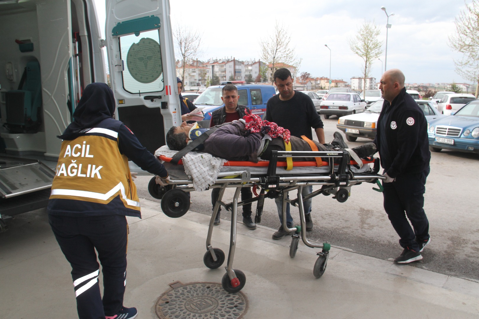 Taşlama makinesiyle çalışırken karnını ve kolunu kesen kişi hastanelik oldu