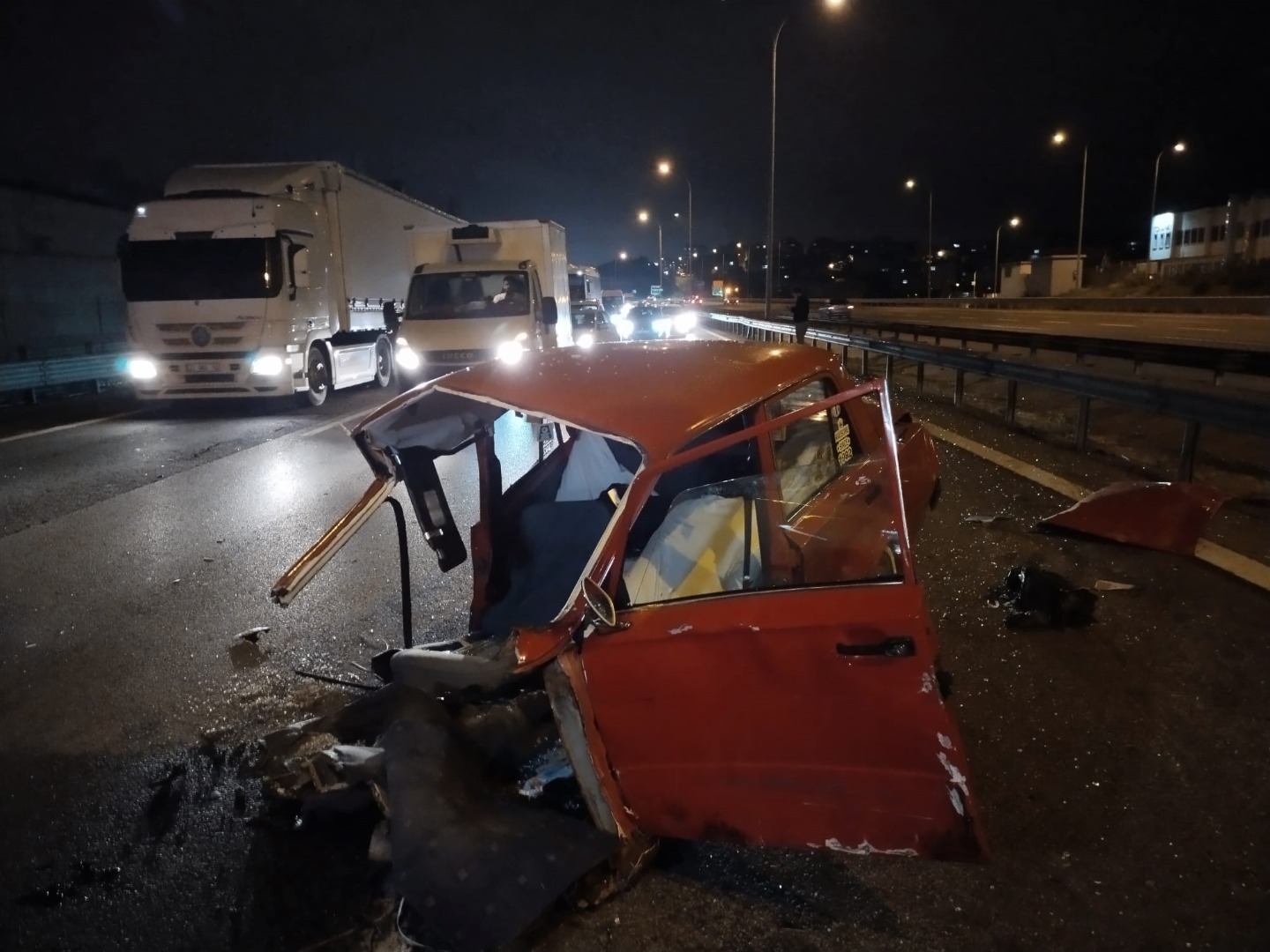 TEM otoyolunda feci kaza: Araç ikiye bölündü!