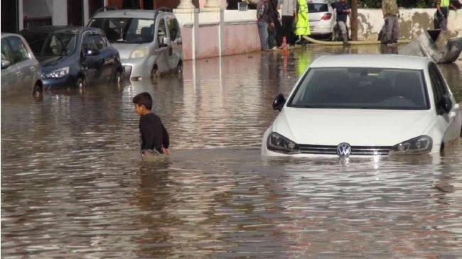 Mersin’de yağmurun etkisiyle cadde göle döndü