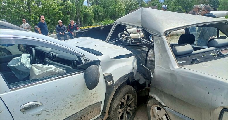 İzmir'de iki otomobil kafa kafaya çarpıştı: 6 yaralı