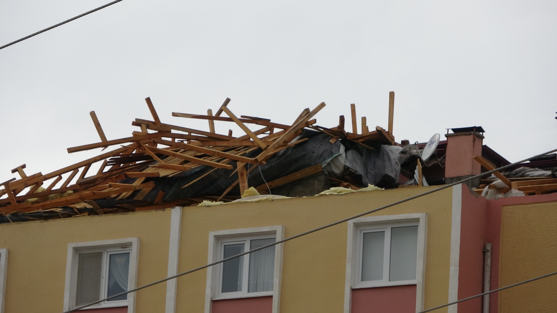 Sivas’ta kuvvetli hayatı felç etti! Apartmanın çatısını yerinden söktü