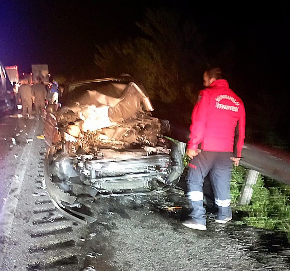 Çorum'da yola çıkan ineğe önce TIR, sonra araba çarptı