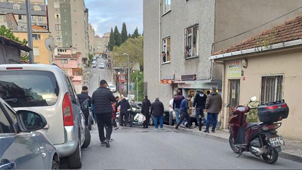 Polisin ‘dur’ ihtarına uymadı, kullandığı otomobille yayalara çarptı: 4 yaralı