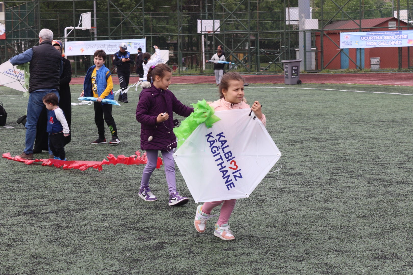 Kağıthane’de düzenlenen uçurtma şenliği renkli görüntüler oluşturdu