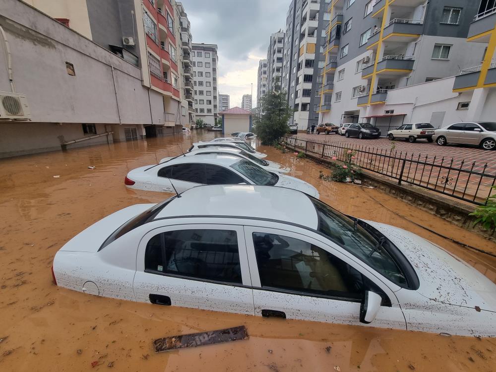 Adana'da sel felaketi: Kaldırımlar söküldü, araçlar sular altında kaldı