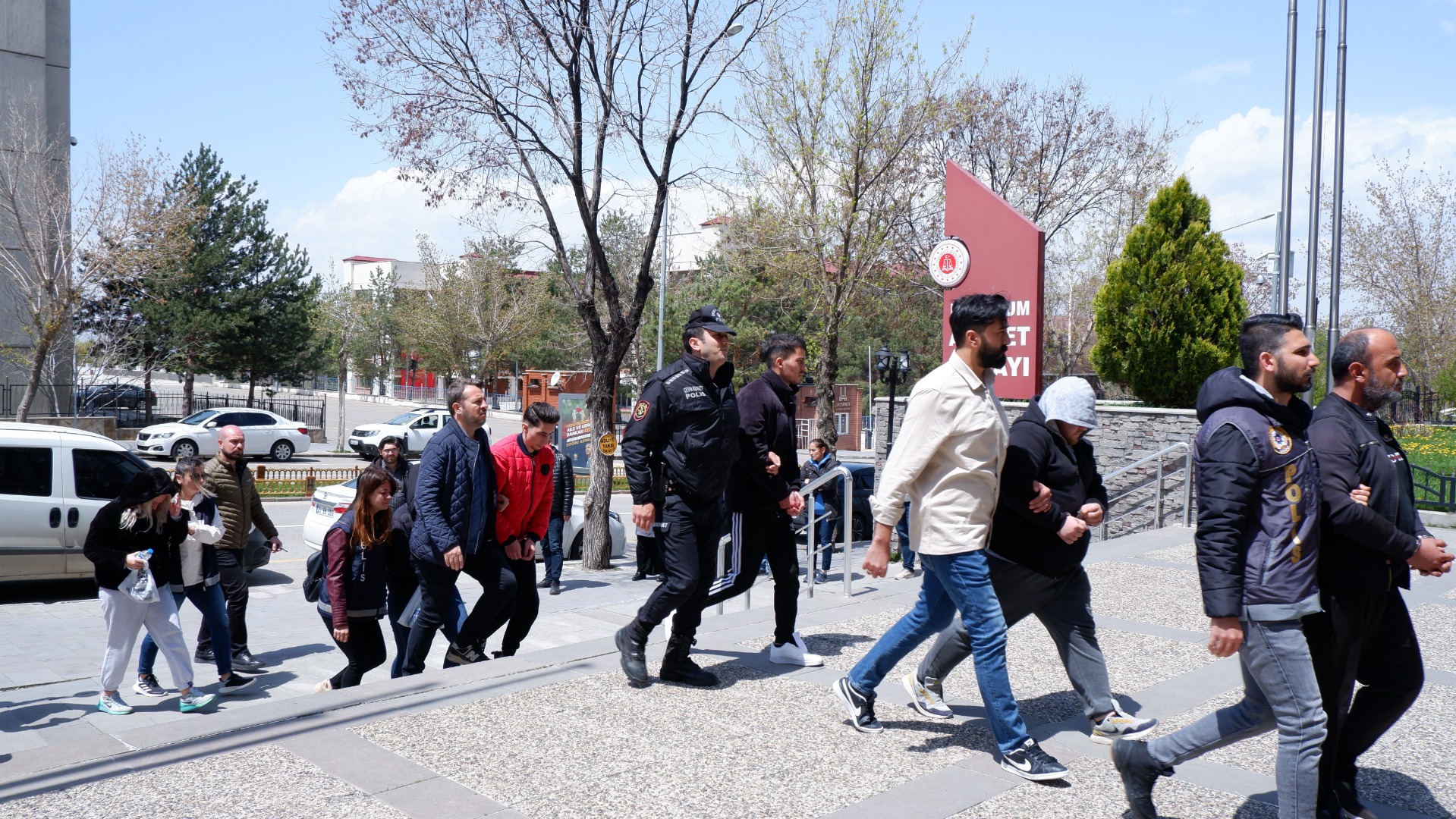 Dolandırıcı çetesi operasyonunda 9 tutuklama