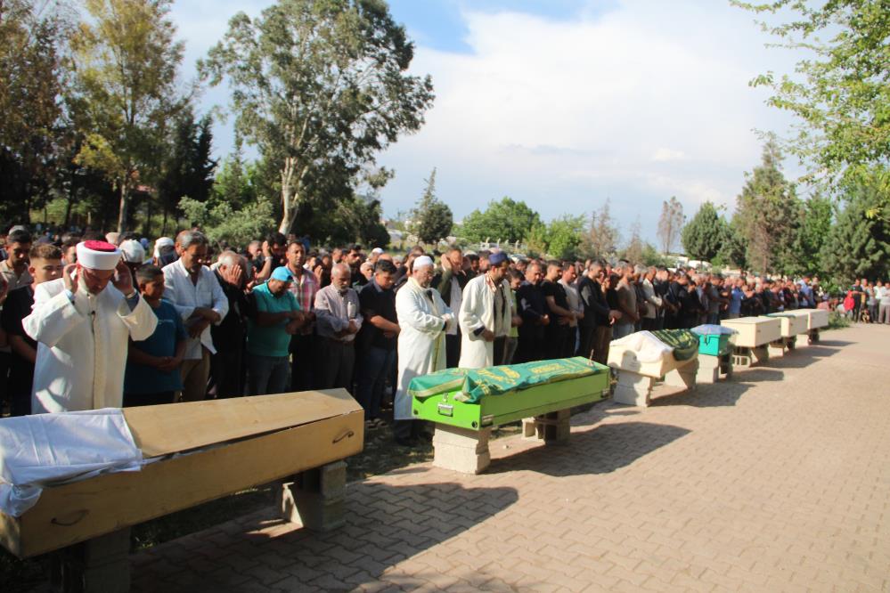 Hatay'da kamyon faciasında ölenler yan yana defnedildi