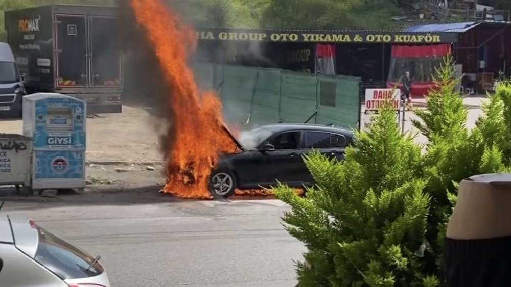 Maltepe'de araç alev topuna döndü